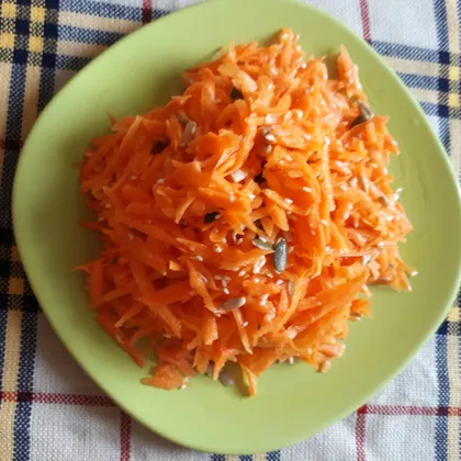 Салат из моркови с семечками