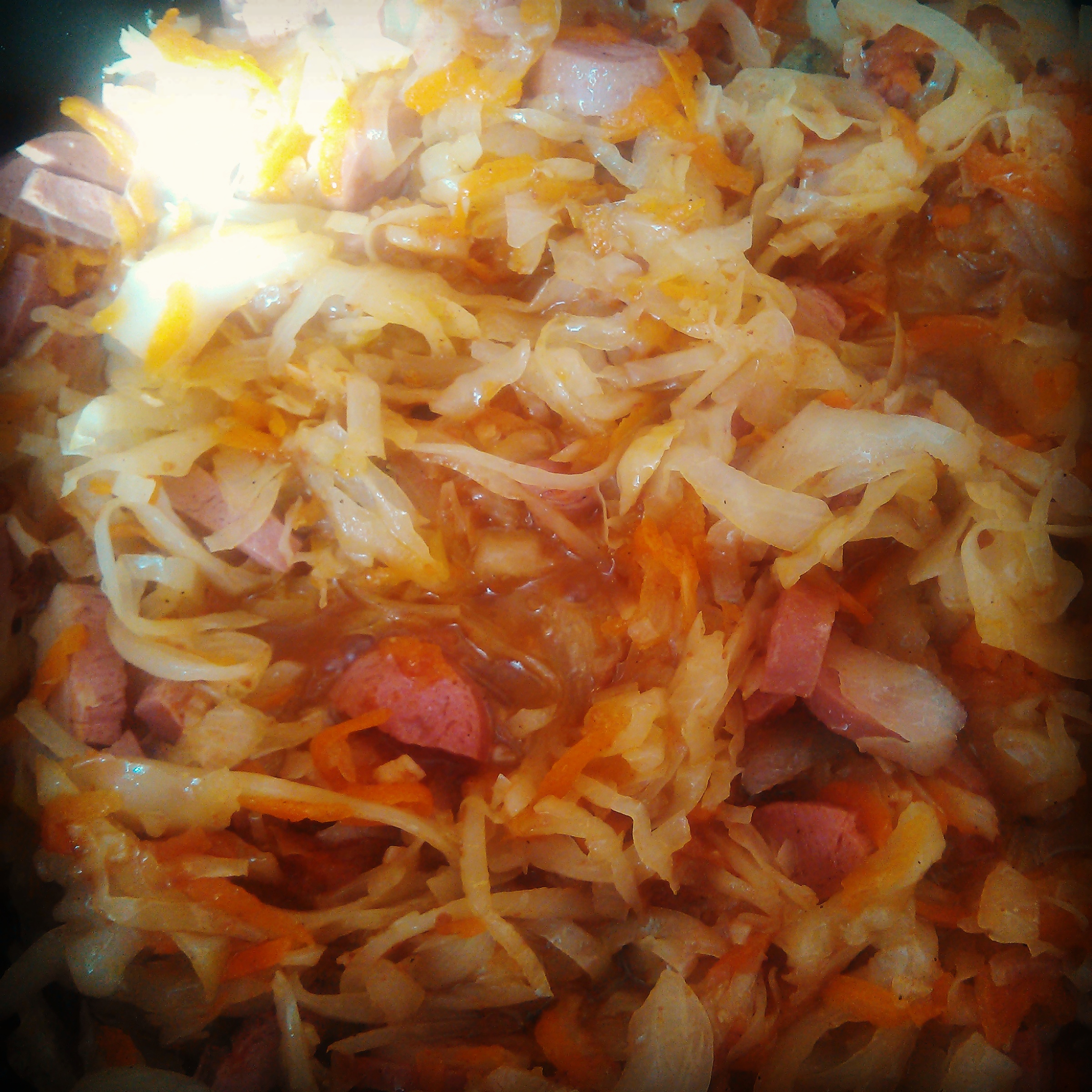 Бигус с сосисками. Капуста квашеная с сосисками тушеная на сковороде. Капуста с сосисками. Тушеная капуста с охотничьими колбасками. Капуста квашеная с сосисками тушеная на сковороде.