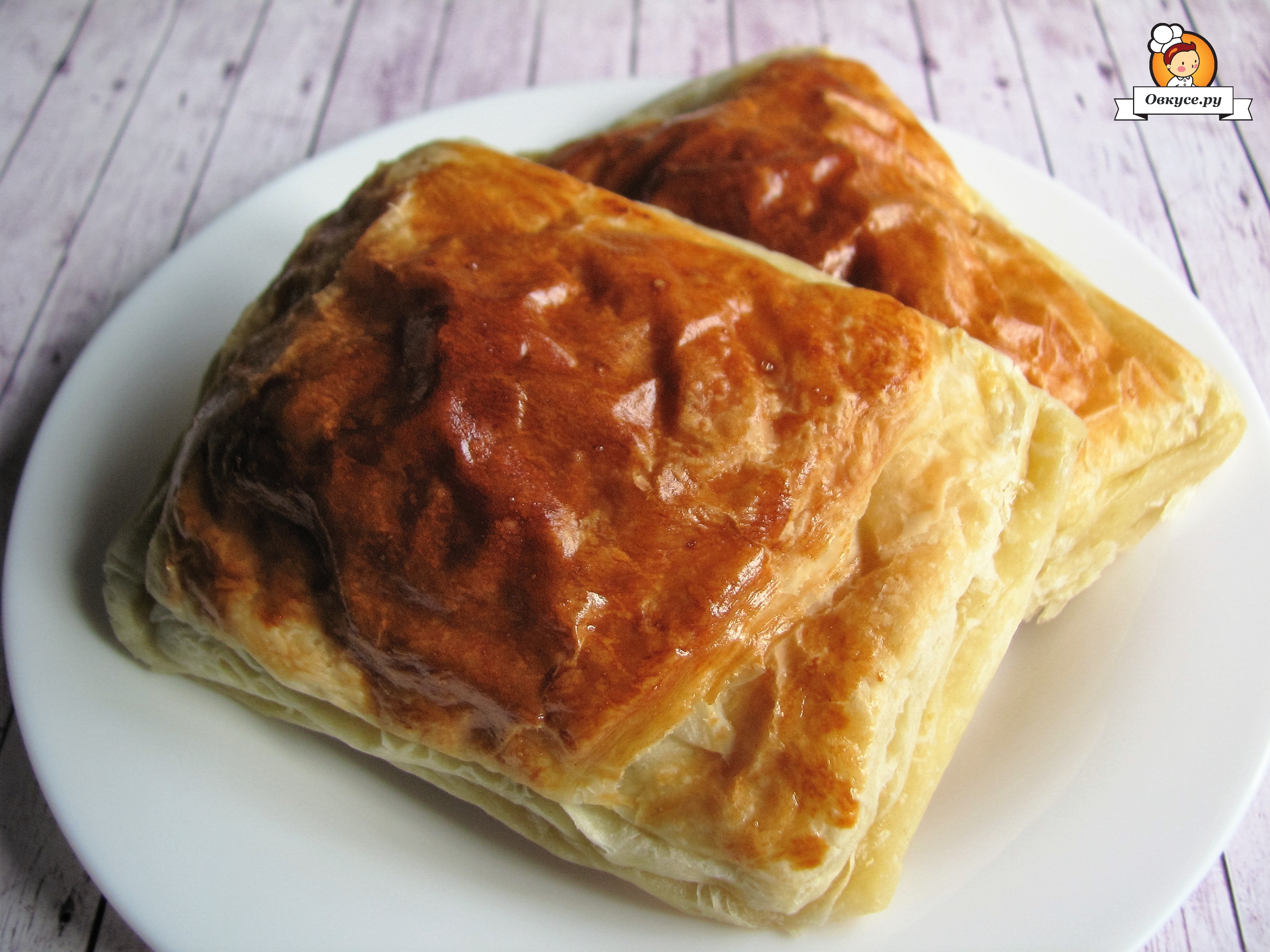 Слойки с начинкой из курицы и моркови