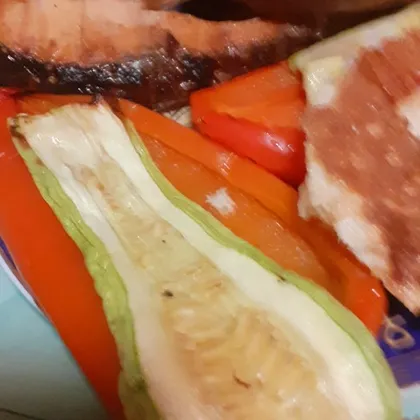 Овощи, стейк из семги- гриль на костре