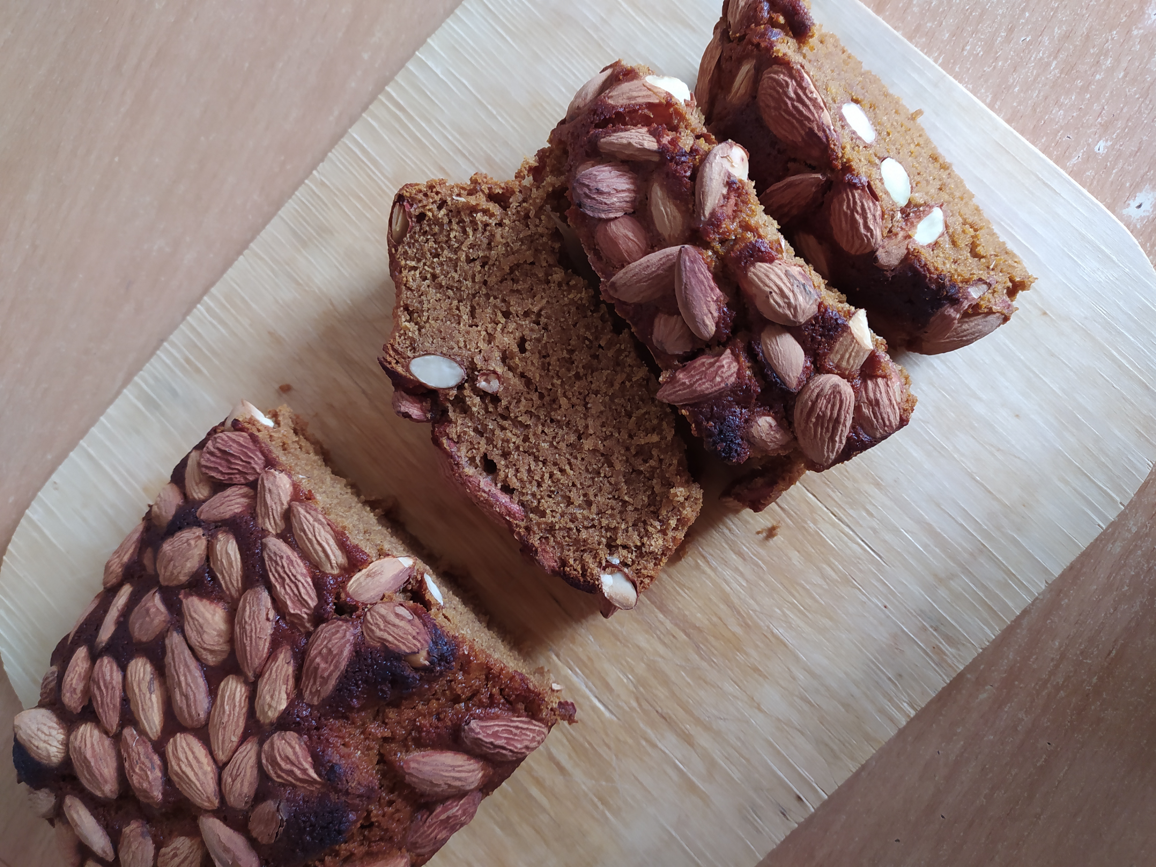 Ореховый кекс из ржаной муки с мёдом и пряностями