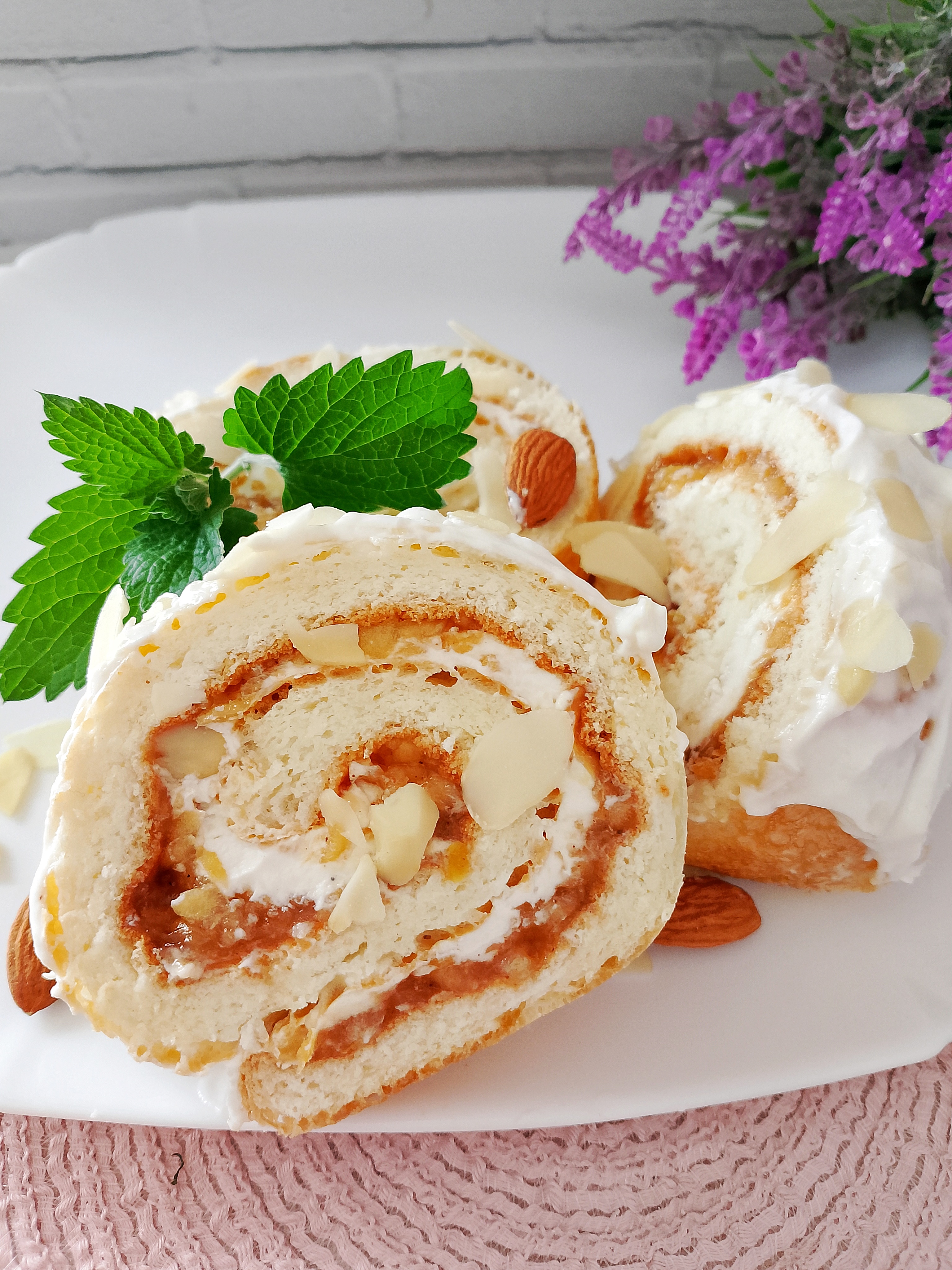 Творожный рулет без муки с яблоком и корицей
