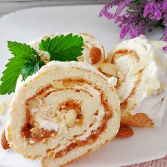 Творожный рулет без муки с яблоком и корицей