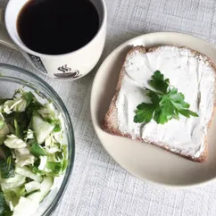 Салат с зеленью, курицей и яйцом