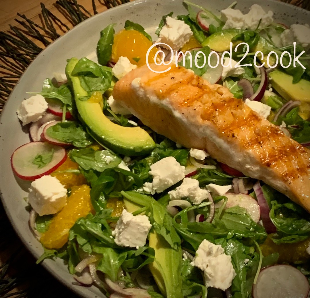 Летний салат с фетой и жаренным лососем (семгой)