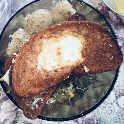 Яйцо в хлебе на завтрак