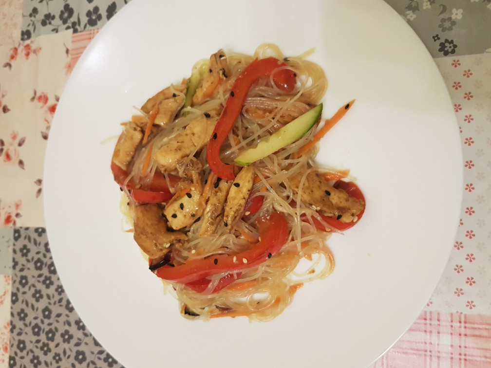 Теплый салат из фунчозы