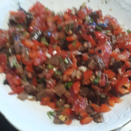 Салат из печенных баклажанов, помидоров и перца