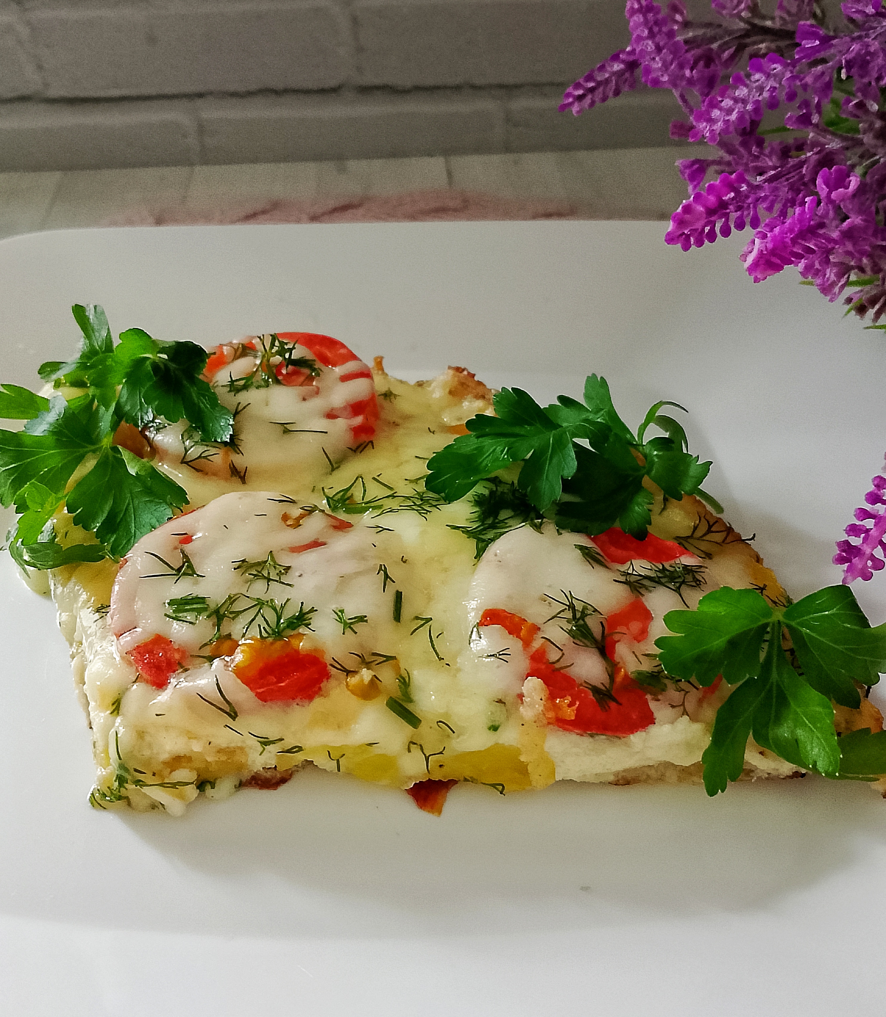 Омлет с картошкой, сыром и помидором