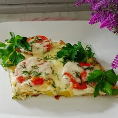 Омлет с картошкой, сыром и помидором