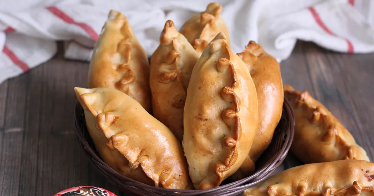 Пирожки с картошкой и печенкой жареные на сковороде. Пирожки с печенью и картошкой т натальи калниной. Пирожки с печенью. Пирожки с капустой на воде с дрожжами. Пирожки с печенью и картошкой.