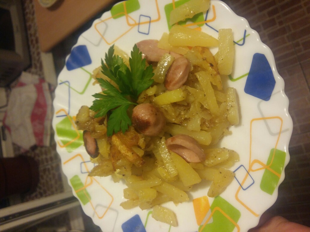 Жареная картошка с сосисками