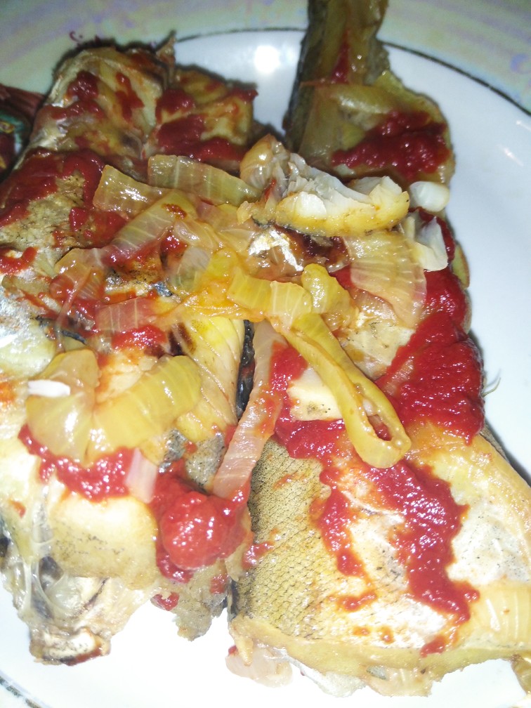 Тушеная треска с лучком