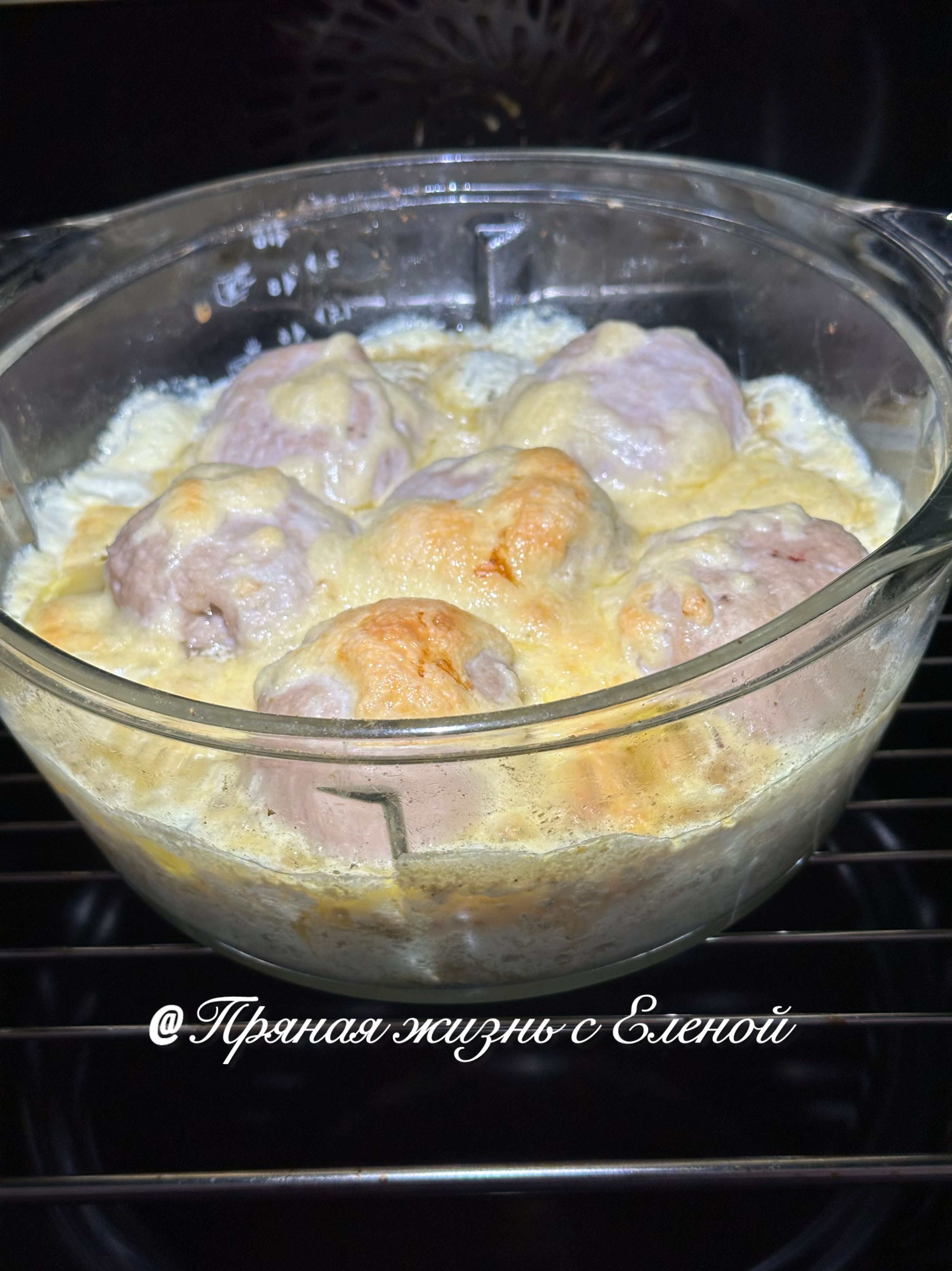 Картошка с куриными тефтелями в духовке