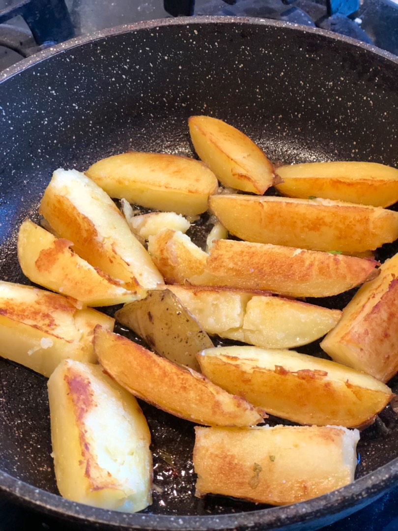 Картофель по-деревенски без кожуры на сковороде