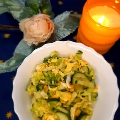 Салат из капусты с кукурузой и огурцами