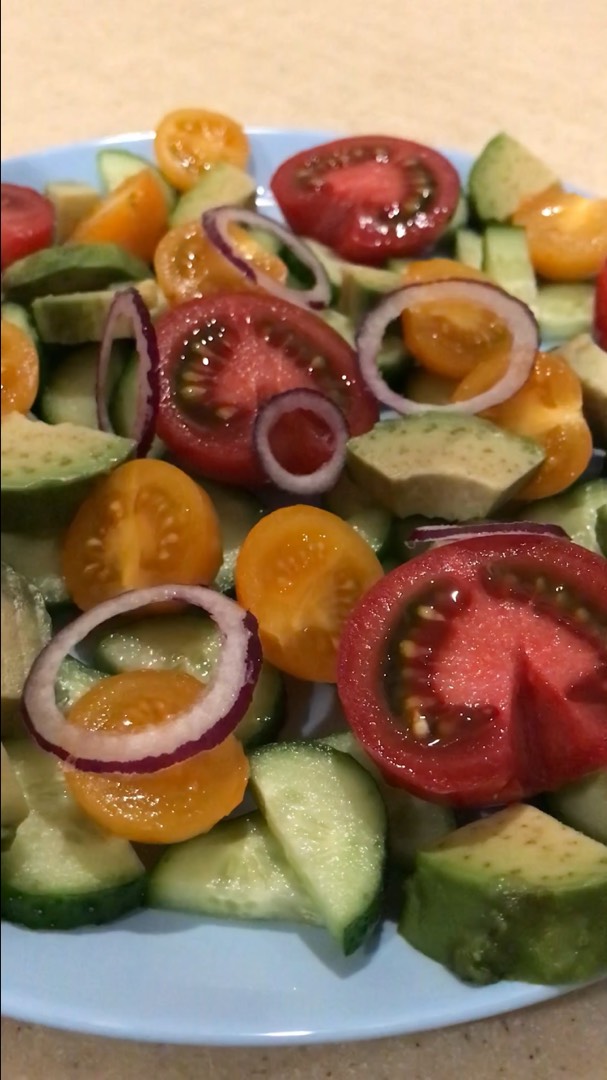 Овощной салат из помидор Черри