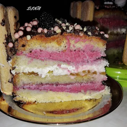 Бисквитный торт с ягодным кремом и взбитыми сливками
