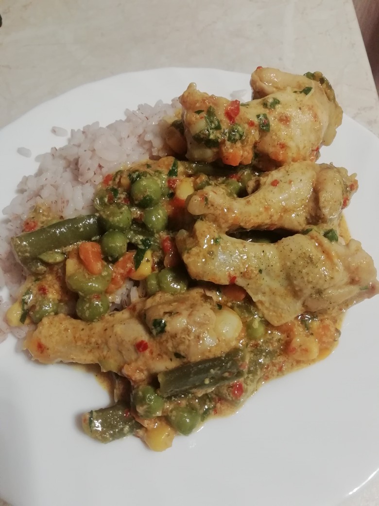 Курица с овощами под соусом карри