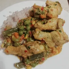 Курица с овощами под соусом карри