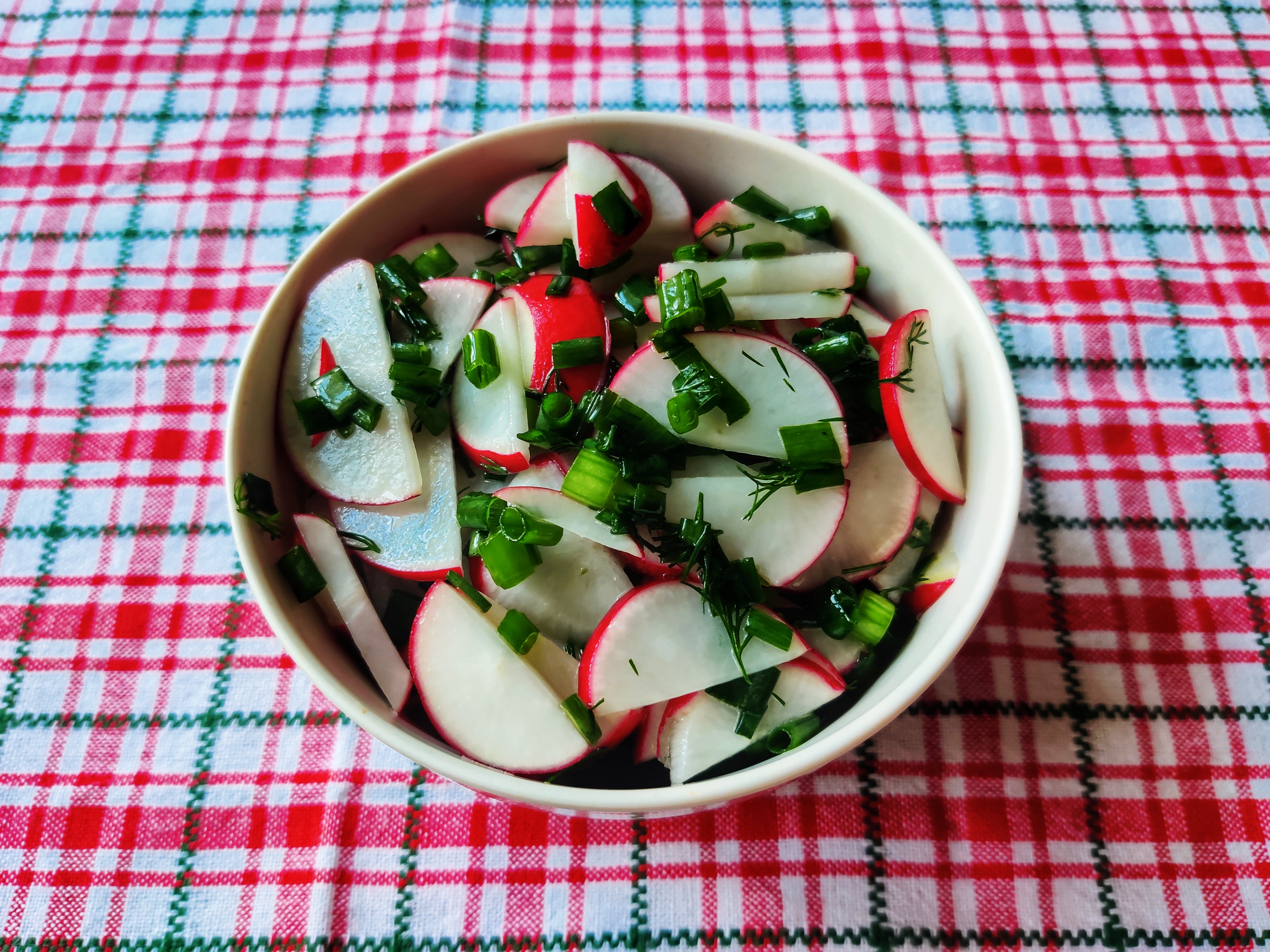 Салат из редиса, болгарского перца и зеленого лука