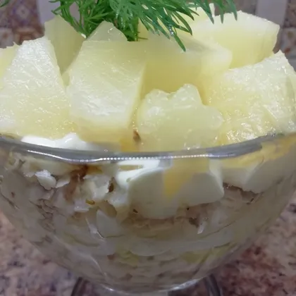 Салат-коктейль из крабовых палочек и ананаса