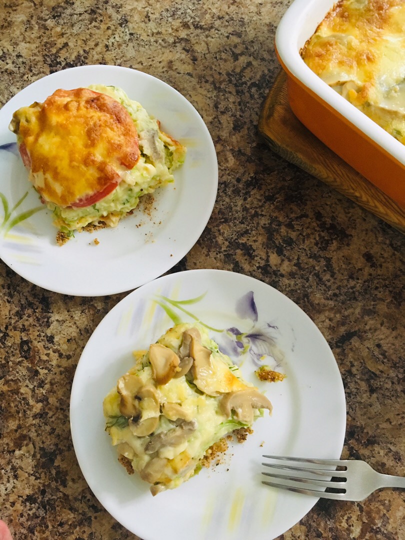 Пирог из кабачков, грибов, сыра и помидора