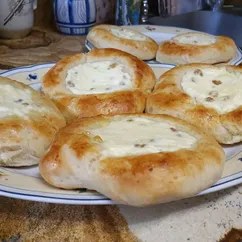 Ватрушки с творогом и изюмом