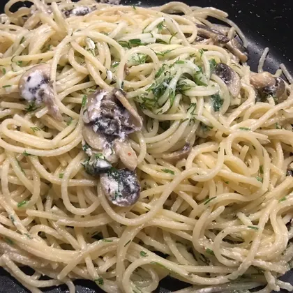 Шампиньоны в сметане со спагетти