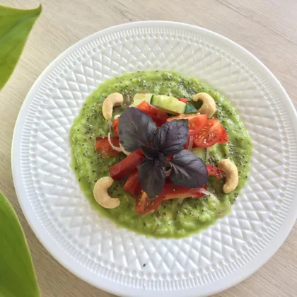 Овощной салат с подложкой из авокадо