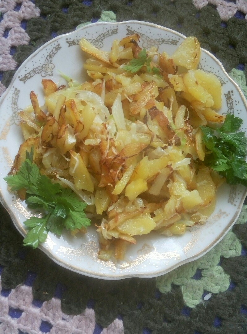 Жареный картофель с капустой