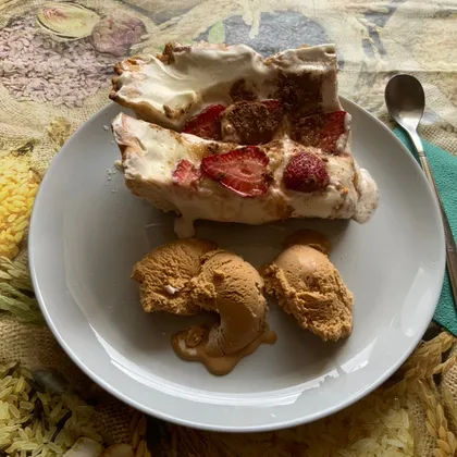 Песочный пирог со сливочно-сырным кремом и клубникой