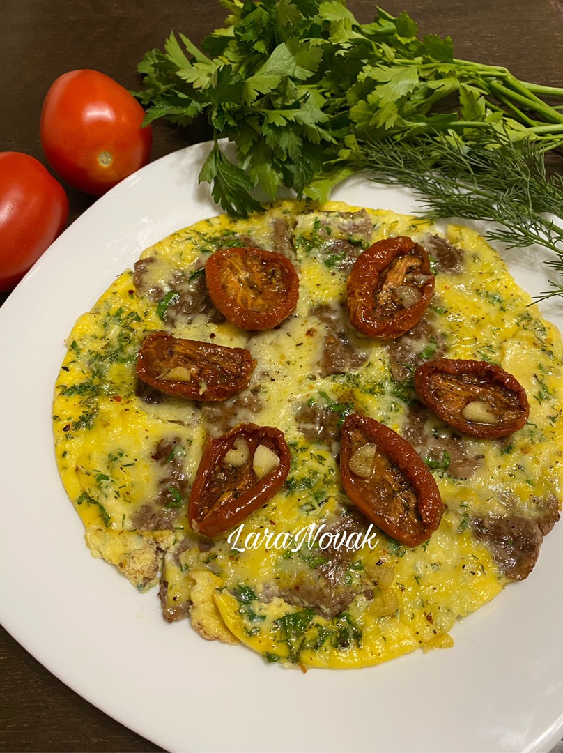 Омлет с говяжьим беконом, сыром и зеленью