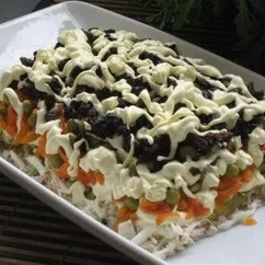 Салат с капченой курицей,черносливом и зеленым горошком