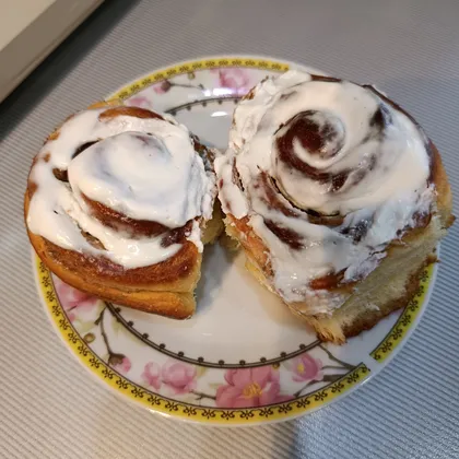 Синнабоны или булочки с корицей в сметанной заливке