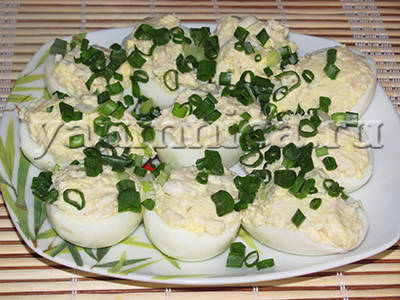 Яйца фаршированные курицей и луком