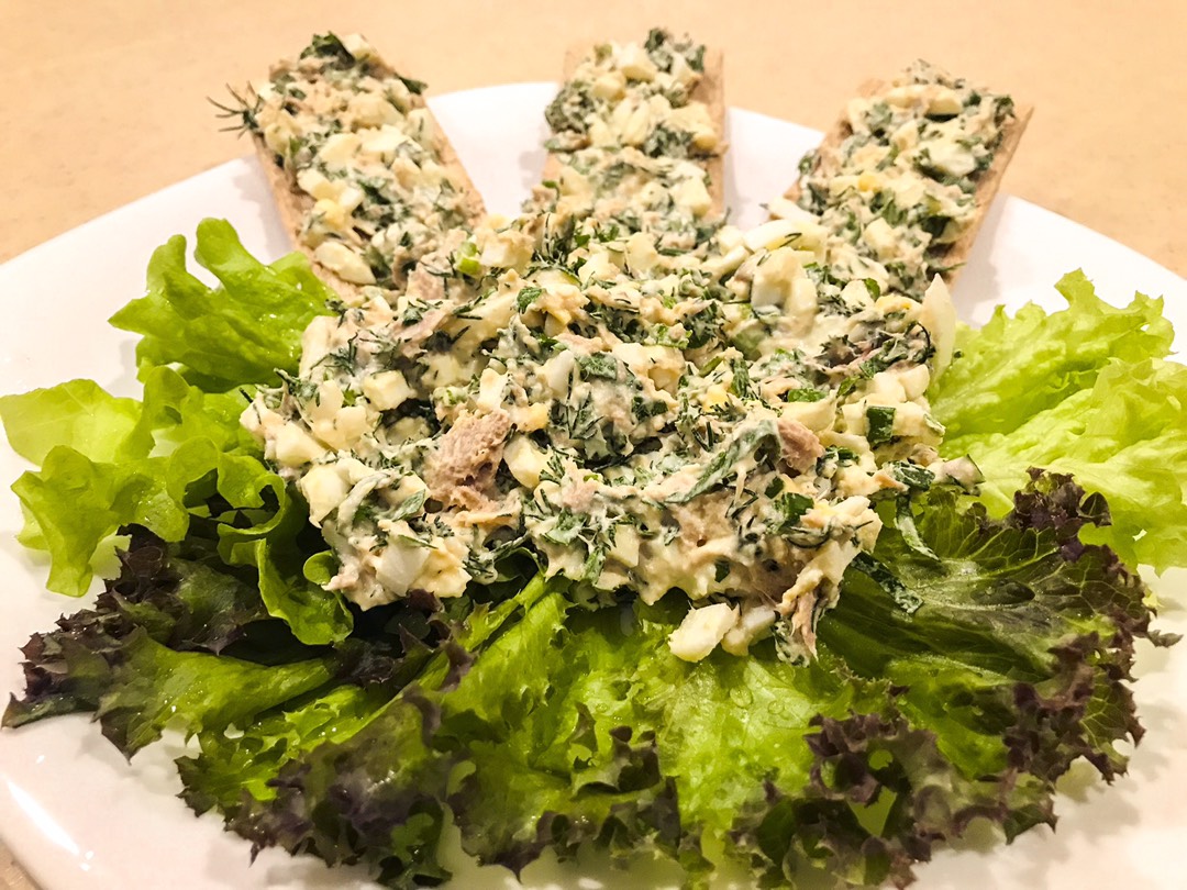 Салат из яиц, зелени и тунца