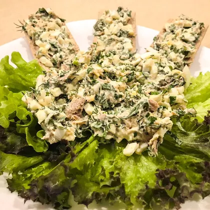 Салат из яиц, зелени и тунца