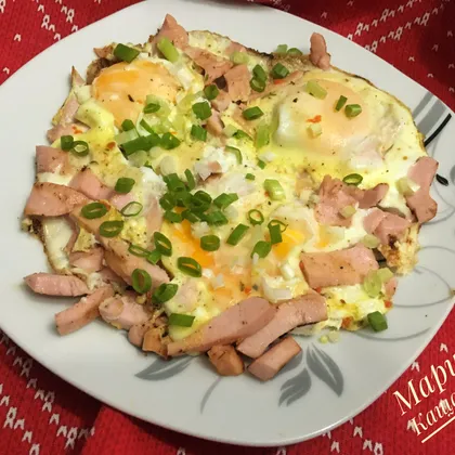 Яичница с колбасой