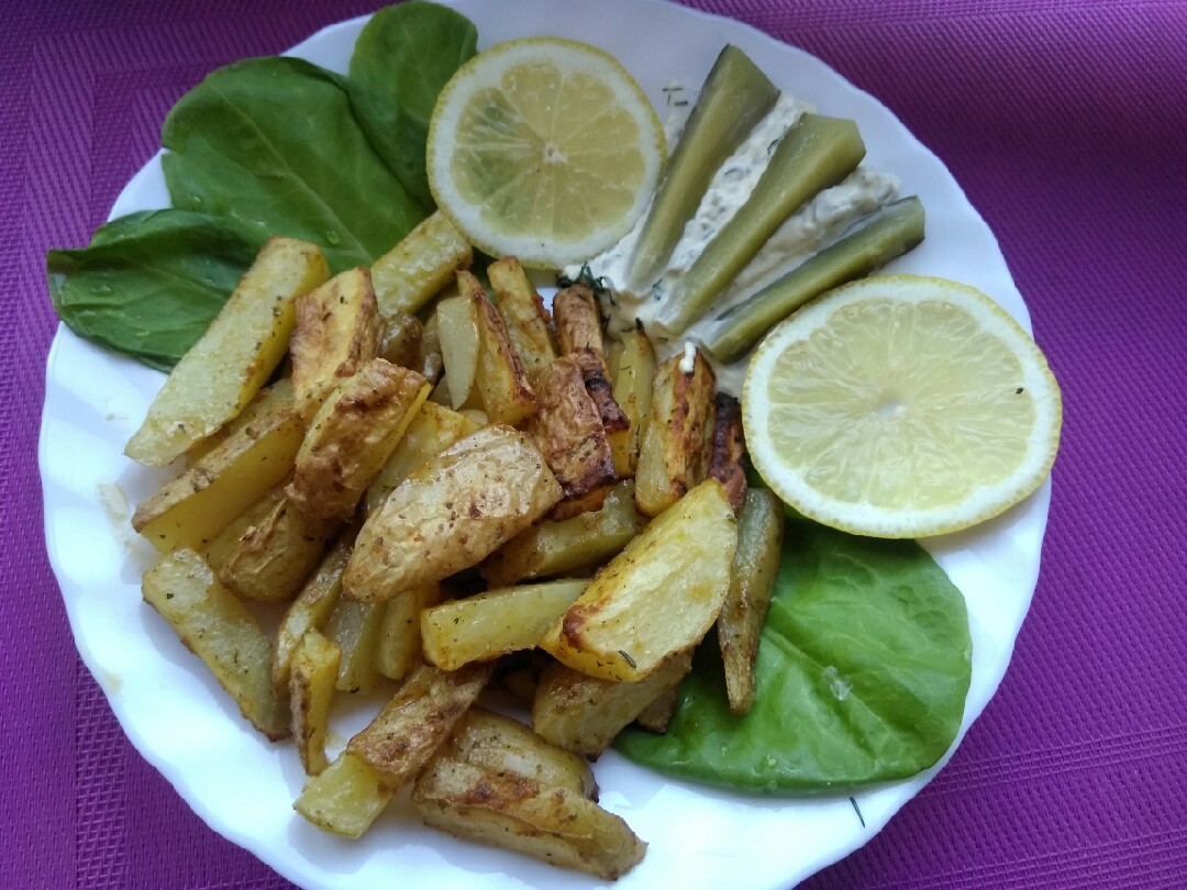 Румяная картошка по-деревенски с соусом тартар