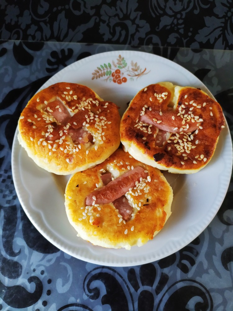 Сырники с сосиской и кунжутом