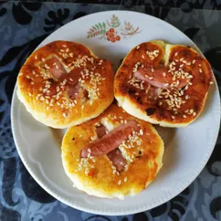 Сырники с сосиской и кунжутом