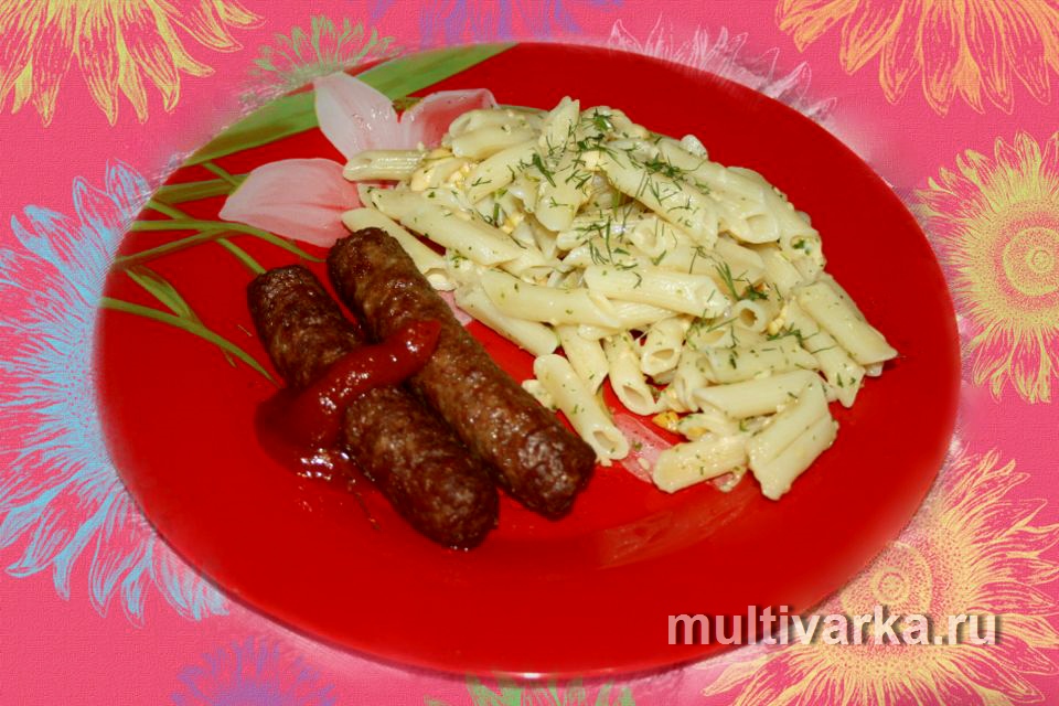 Макароны с вяленым чесноком, сушёной рукколой и сыром