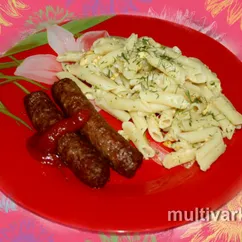 Макароны с вяленым чесноком, сушёной рукколой и сыром