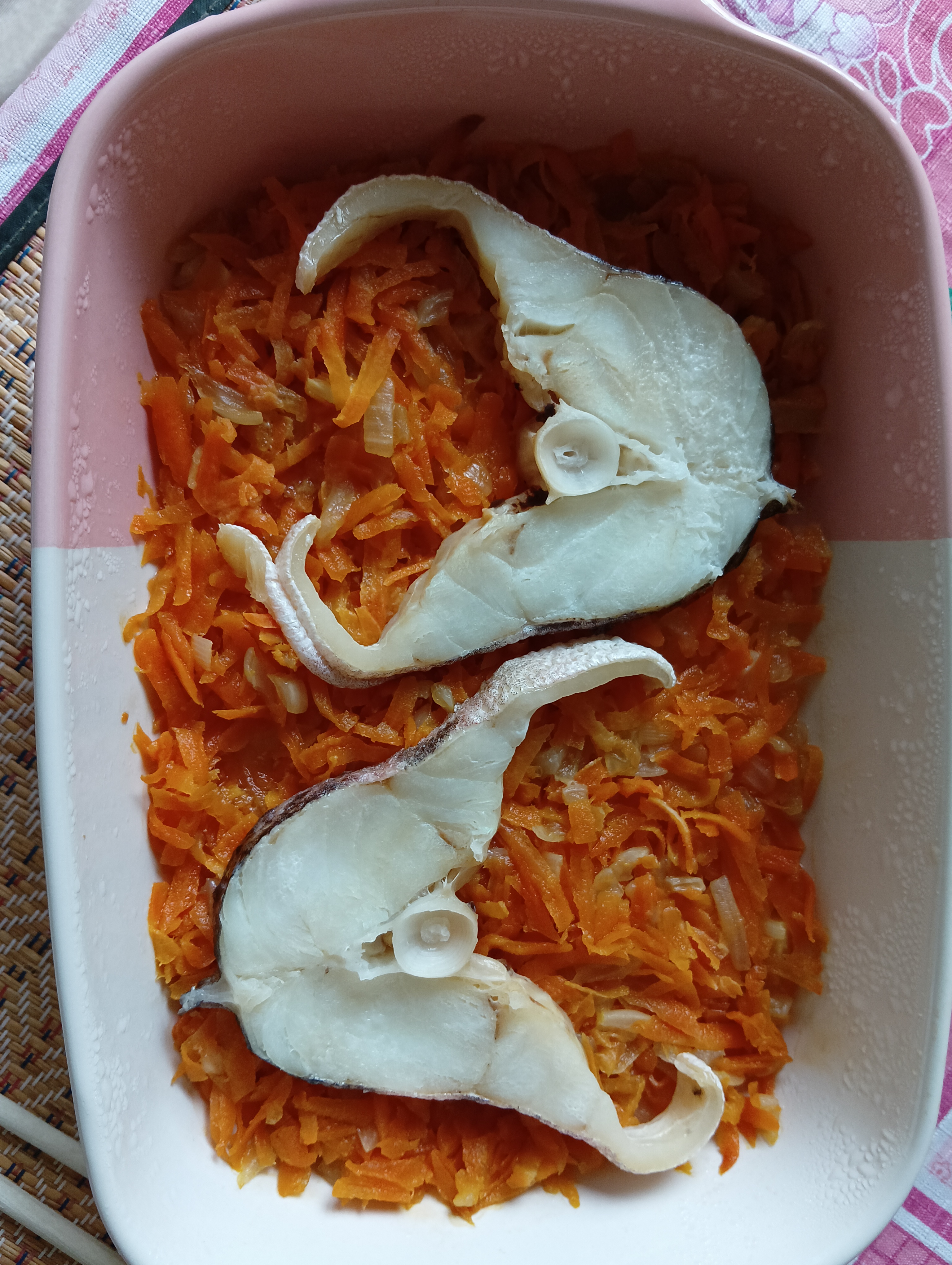 Омуль с овощами в духовке