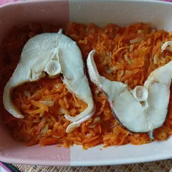 Омуль с овощами в духовке