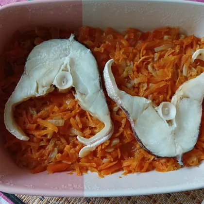 Омуль с овощами в духовке
