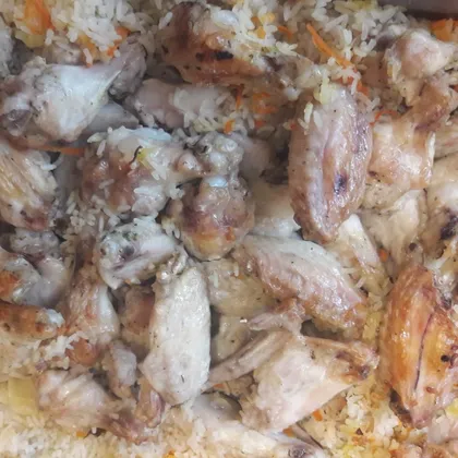 Куриные крылья с рисом в духовке