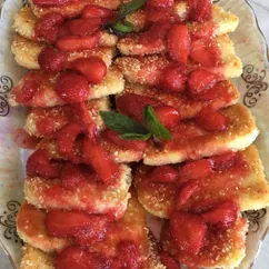 Жареный адыгейский сыр под клубничным соусом🍓