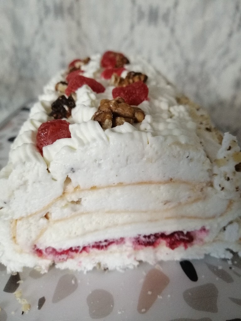 Меренговый рулет с клубникой